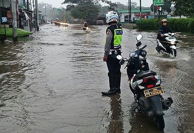 floods indonesia, dreamland floods bali video, dreamland beach floods bali video