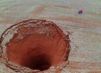 giant sinkhole brazil, giant sinkhole brazil november 2017
