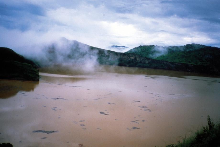 exploding lake, lake nyos, Lake Nyos in Cameroon killed 1700 people overnight, A Lake Murdered 1,746 People Overnight