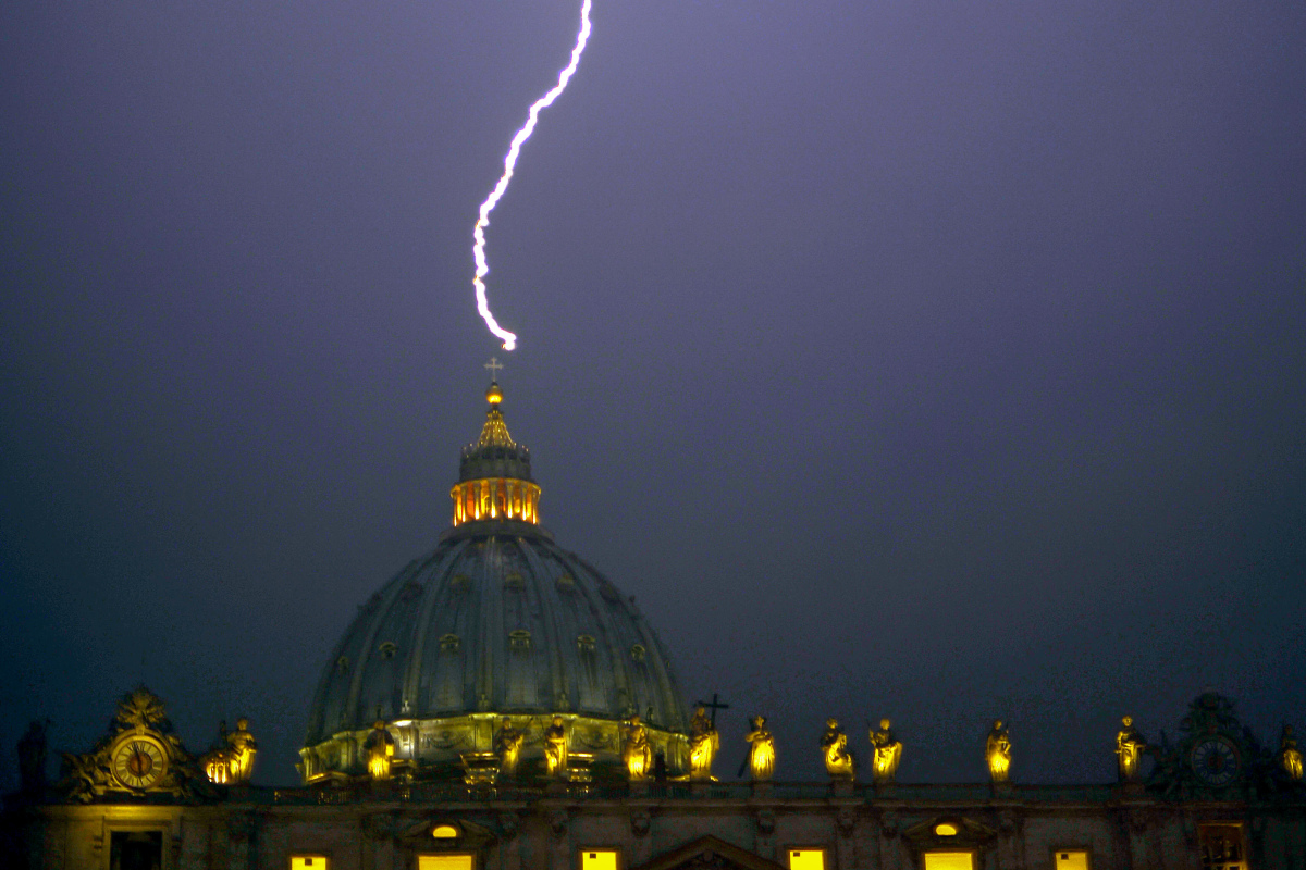 lightning vatican, lightning church, lightning kills thousands, lightning bolts kills 3000 people in Italy, lightning kills 4000 people in Greece