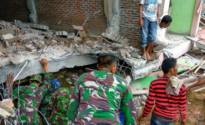 M5 1 earthquake  destroys 42 houses on Sumatra Indonesia 