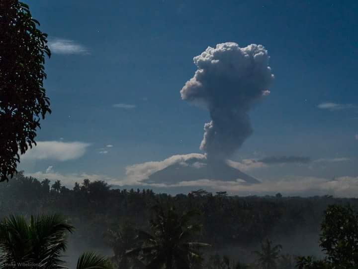 agung volcano eruption january 1 2018, agung volcano eruption january 1 2018 pictures, agung volcano eruption january 1 2018 video