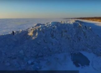 Giant ice wall forms on a lake on Russia China border, Giant ice wall forms on a lake on Russia China border video, Giant ice wall forms on a lake on Russia China border january 2017, Giant ice wall forms on a lake on Russia China border jan 2017 video
