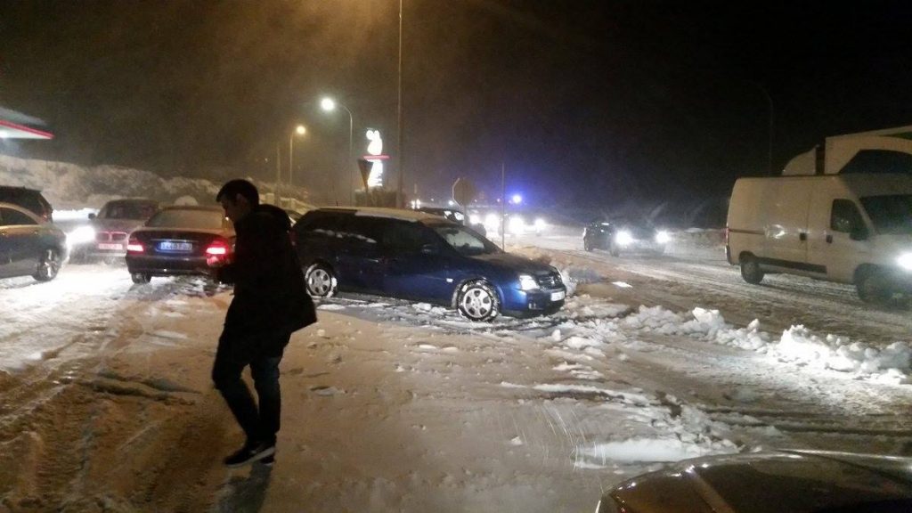 Spanish army called in as snow traps motorists in spain, Spanish army called in as snow traps motorists near madrid, snow madrid, snow spain madrid, Snow blocks thousands of cars on highway in Spain, snowstorm blocks 
