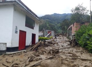 mud avalanche colombia, River Venus overflows in Colombia,