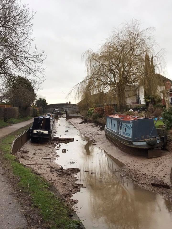 Collapse of the Shropshire Union canal at Middlewich in March 2018, sinkhole drains canal in cheshire uk, water from canal disappears in huge sinkhole pictures and video