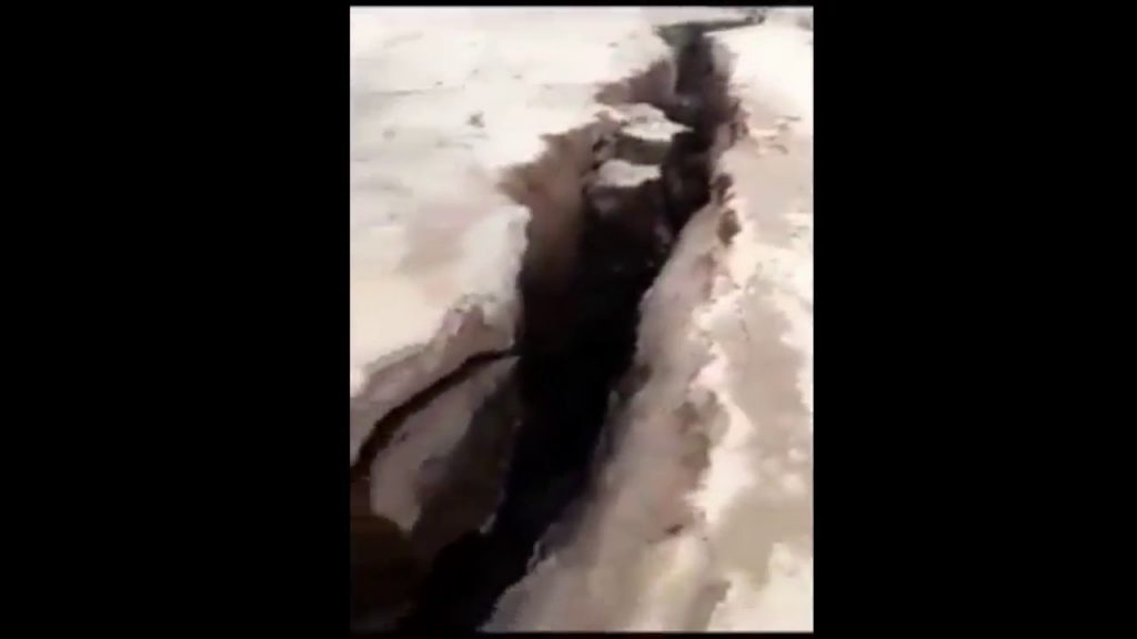 Huge earth cracks opened up in desertic Saudi Arabia on February 27 2018, Huge earth cracks opened up in desertic Saudi Arabia on February 27 2018 video, Huge earth cracks opened up in desertic Saudi Arabia on February 27 2018 pictures