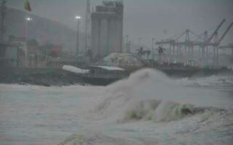 huge wave puerto rico venezuela march 2018, huge wave puerto rico venezuela march 2018 video, huge wave puerto rico venezuela march 2018 pictures, Huge waves created by US winter storm Riley hit Puerto Rico and Venezuela in March 2018