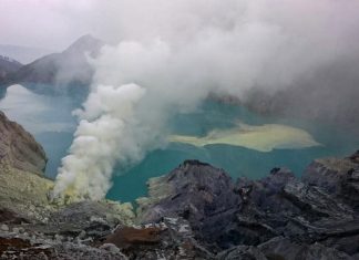 poisonous gas released kawah ijen explosion march 2018, gas poisoned 30 people kawah ijen, kawah ijen volcano explosion march 2018,