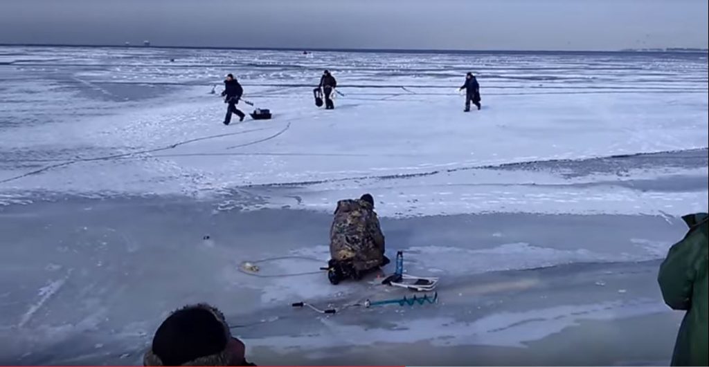 ïce fishers ice breaking video, ïce fishers ice breaking video russia, underwater wave breaks wave russia