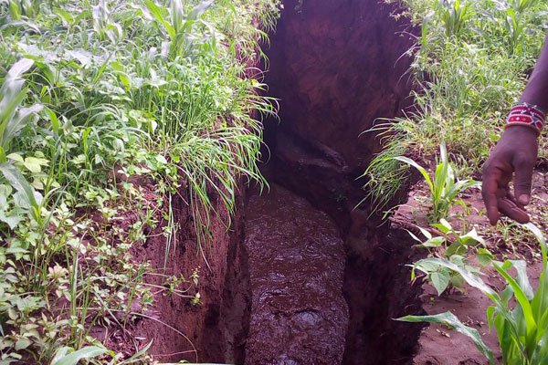 new earth crack kenya, new earth fissure kenya, kenya splitting in two new earths cracks