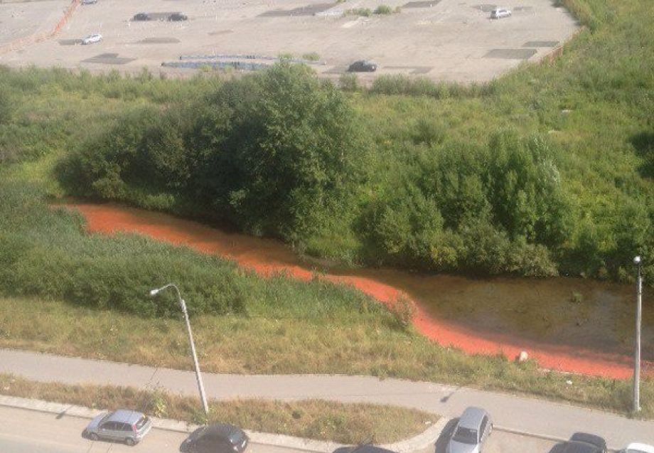 red river in St Petersburg russia, river in St Petersburg turns red may 2018, Murzinka River red st petersburg russia