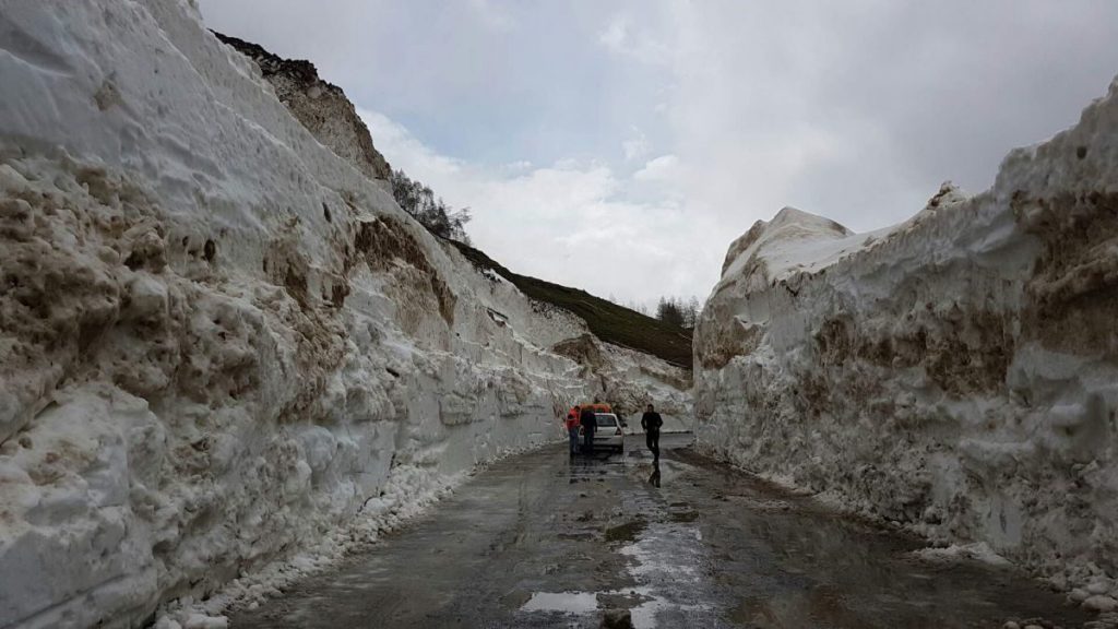 snow french alps, french alsp with more than 15 meters of snow, snow french alps may 2018, huge snow accumulation french alps may 2018