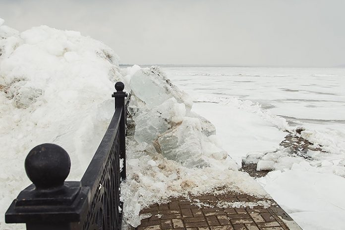 Ice tsunami on the Ob River destroys metal railings while 
