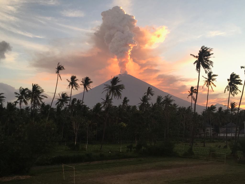  Agung volcano  refuses to go back to sleep in Bali 