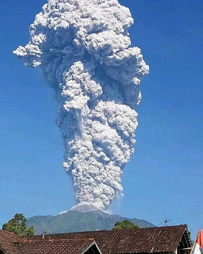  Merapi  volcano erupts sending plume of ash 11 6 km 38 000 