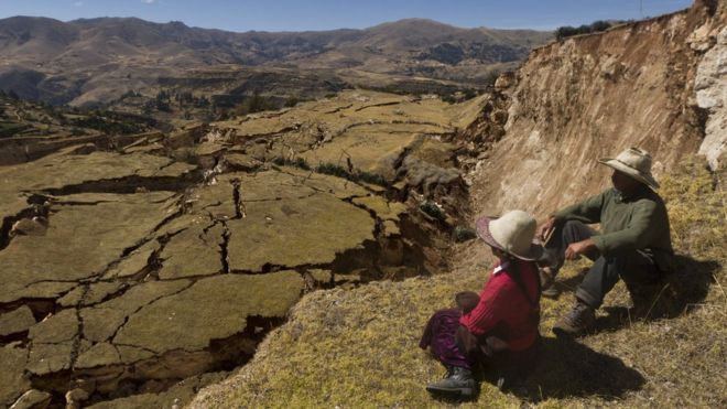 Giant cracks destroye a village in Peru, Giant cracks destroye a village in Peru video, Giant cracks destroye a village in Peru pictures