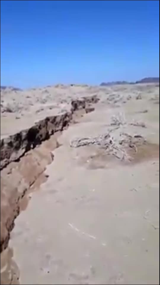 giant cracks arabian desert middle east, giant cracks arabian desert middle east pictures, giant cracks arabian desert middle east video