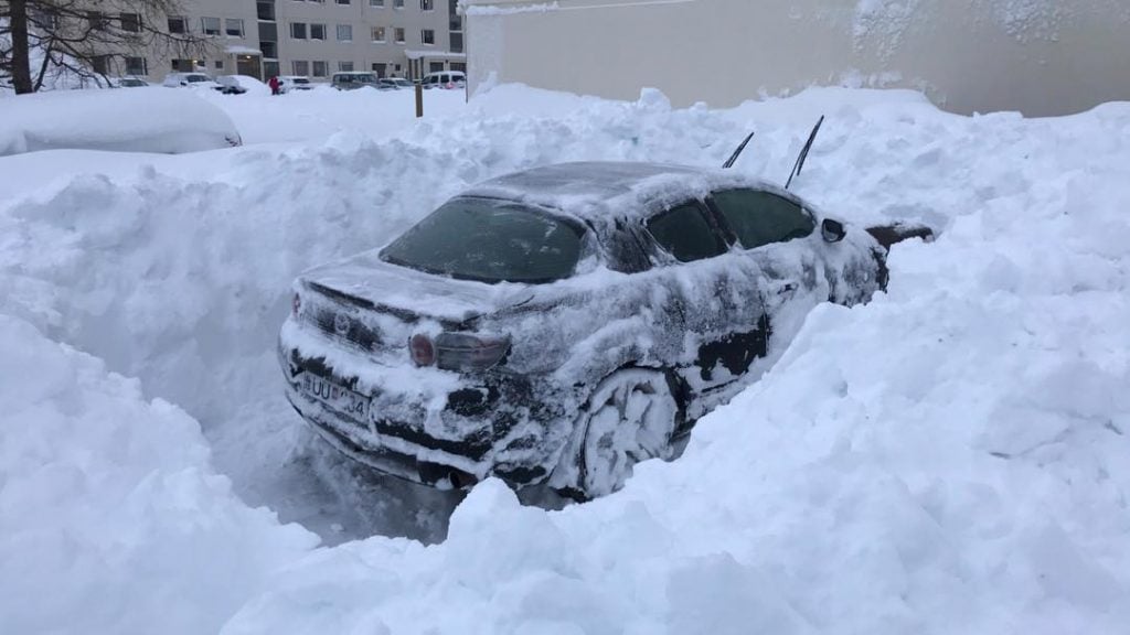 iceland snow record, Akureyri iceland snow record picture, car buried in snow in iceland, iceland record snow storm, record snow storm drops 105 centimeters of snow over Akureyri