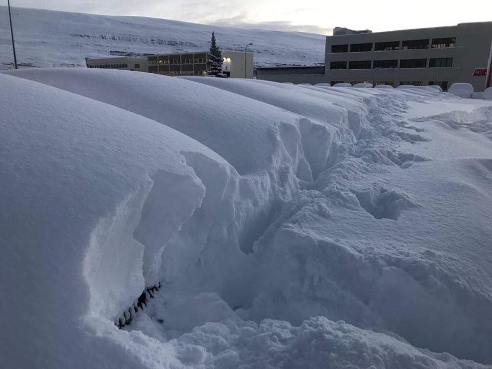 iceland snow record, Akureyri iceland snow record picture, car buried in snow in iceland, iceland record snow storm, record snow storm drops 105 centimeters of snow over Akureyri