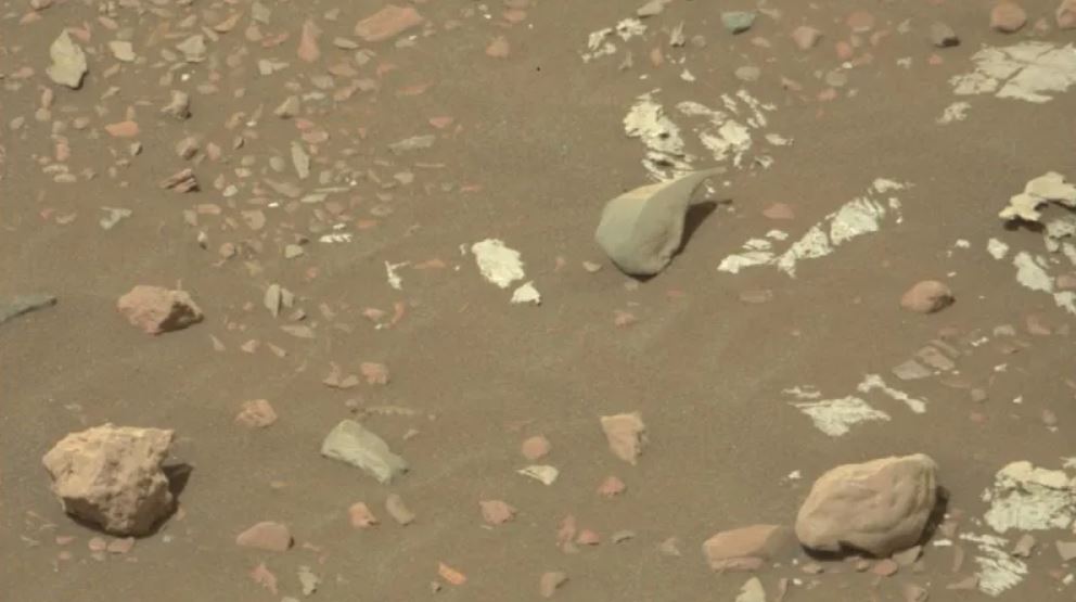 super shiny object mars baffles scientists, super shiny object mars, strange shiny rock found on Mars