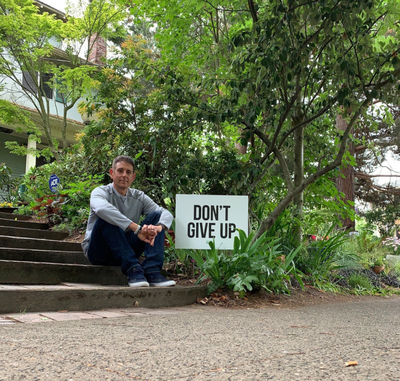 Dad posts 'Don't Give Up' signs around Seattle to lower suicide rates, positive news