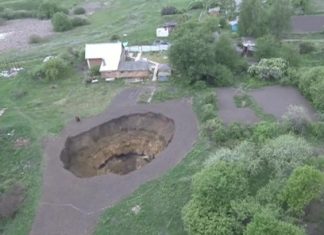 giant sinkhole opens up near building in Tula, Russia, giant sinkhole opens up near building in Tula, Russia video, giant sinkhole opens up near building in Tula, Russia pictures