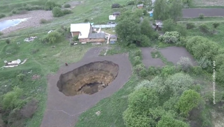 giant sinkhole opens up near building in Tula, Russia, giant sinkhole opens up near building in Tula, Russia video, giant sinkhole opens up near building in Tula, Russia pictures