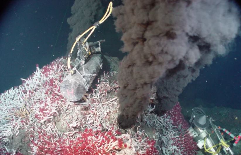 ocean water level sinks, Every year, billions of gallons of ocean water fall into the Earth at tectonic plate boundaries, then gush back out at hydrothermal vents like the one seen here. A new study shows that this deep water cycle may contribute to hundreds of feet of sea level loss over time