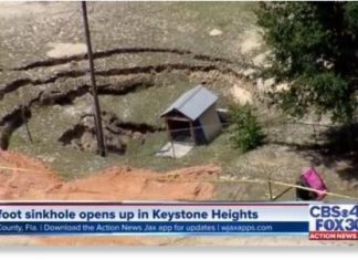 florida sinkhole, massive sinkhole is threatening traffic and homes in Keystone Heights, Florida, massive sinkhole is threatening traffic and homes in Keystone Heights, Florida august 2019, massive sinkhole is threatening traffic and homes in Keystone Heights, Florida video