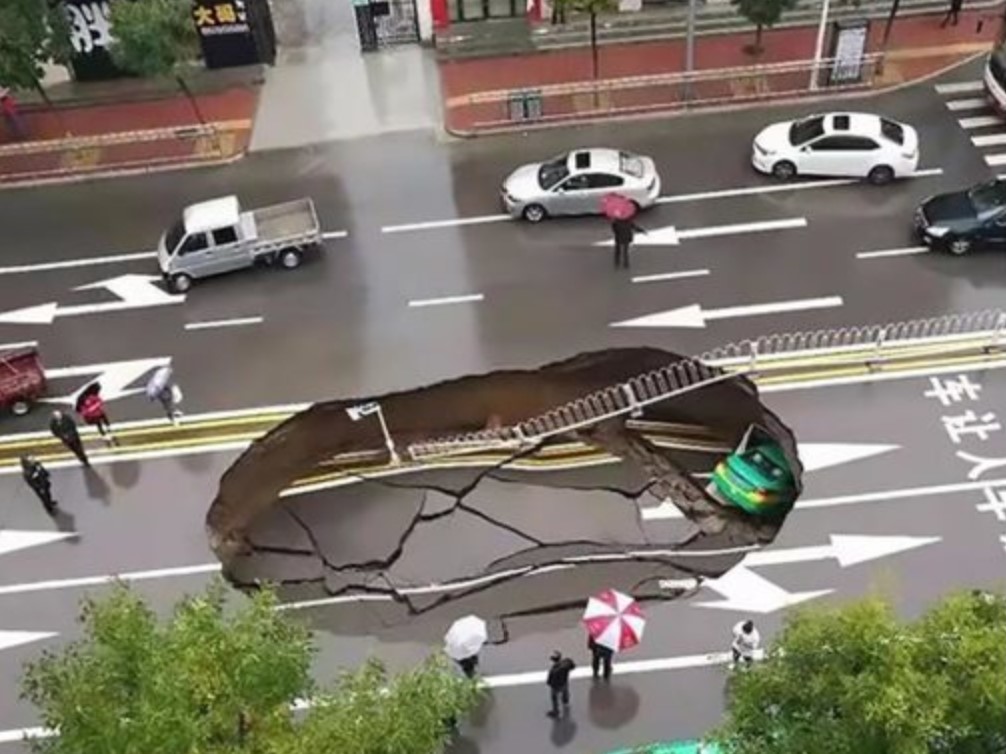 Giant sinkhole swallows up taxi, Giant sinkhole swallows up taxi video, Giant sinkhole swallows up taxi china, Giant sinkhole swallows up taxi picture