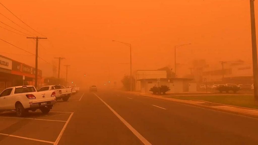 Sky over Mildura, Victoria turns red after dust storm engulfs northwestern Victoria Australia on November 21 2019, Sky over Mildura, Victoria turns red after dust storm engulfs northwestern Victoria Australia on November 21 2019 pictures, Sky over Mildura, Victoria turns red after dust storm engulfs northwestern Victoria Australia on November 21 2019 videos