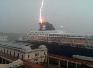 ship sinks after lightning strike