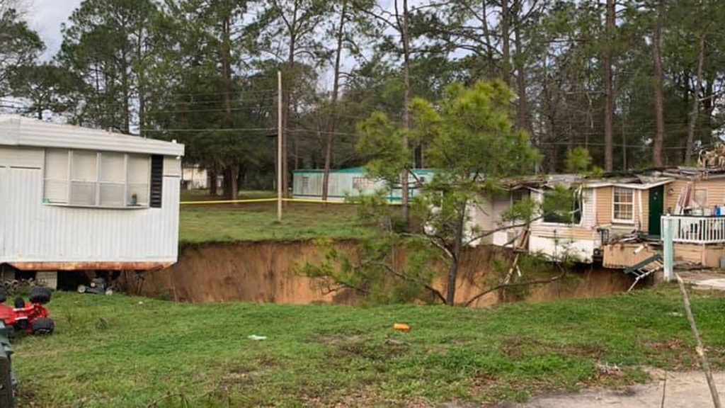 Giant sinkhole swallows mobile home and threatens another one in Florida, Giant sinkhole swallows mobile home and threatens another one in Florida video, Giant sinkhole swallows mobile home and threatens another one in Florida picture