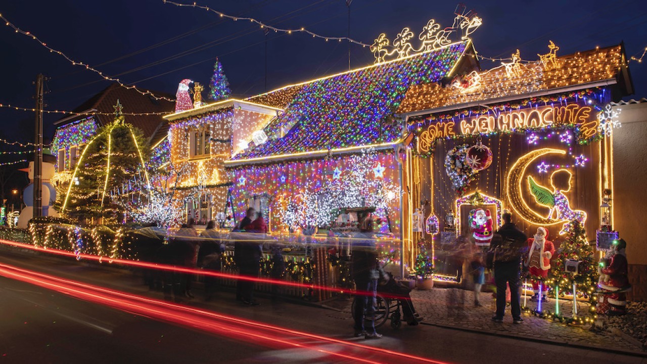 While Some Sing Or Clap Their Hands, People In The U.S. Put Up Christmas Lights To Spread Cheer ...