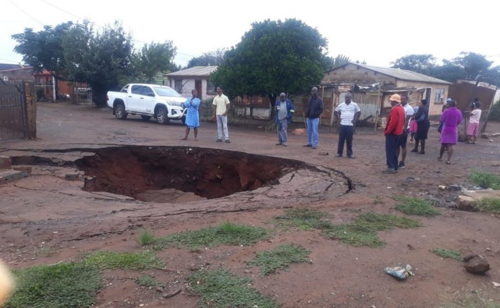 Giant sinkholes swallow homes and roads in Khutsong, South Africa, Giant sinkholes swallow homes and roads in Khutsong, South Africa video, Giant sinkholes swallow homes and roads in Khutsong, South Africa pictures, Giant sinkholes swallow homes and roads in Khutsong, South Africa news