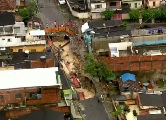 rio floods, rio deadly floods, road collapse during rio de janeiro deadly floodingroad explodes rio de janeiro deadly floods
