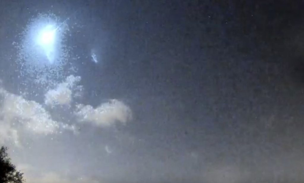 Huge fireball disintegrates in the sky over Florida on April 1, Huge fireball disintegrates in the sky over Florida on April 1 video, Huge fireball disintegrates in the sky over Florida on April 1 picture