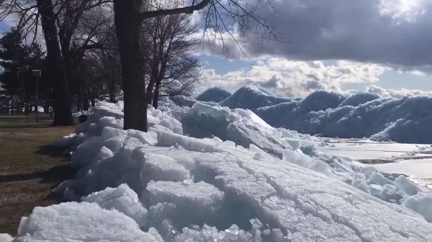 gigantic-ice-tsunami-engulfs-homes-in-mille-lacs-lake-minnesota-videos