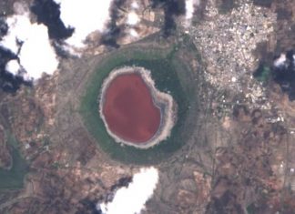 lonar crater lake turns pink india, crater lake turns pink, pink water in lanar crater lake india