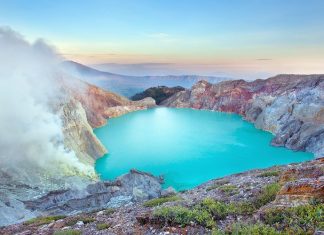 mount Ijen tsunami, mount Ijen tsunami 2020, mount Ijen tsunami may 30 2020, A sulfur miner was killed when volcanic activity on Mount Ijen, East Java, released poisonous gas and triggered a 3-meter wave in a natural lake situated within the volcano’s crater on May 30