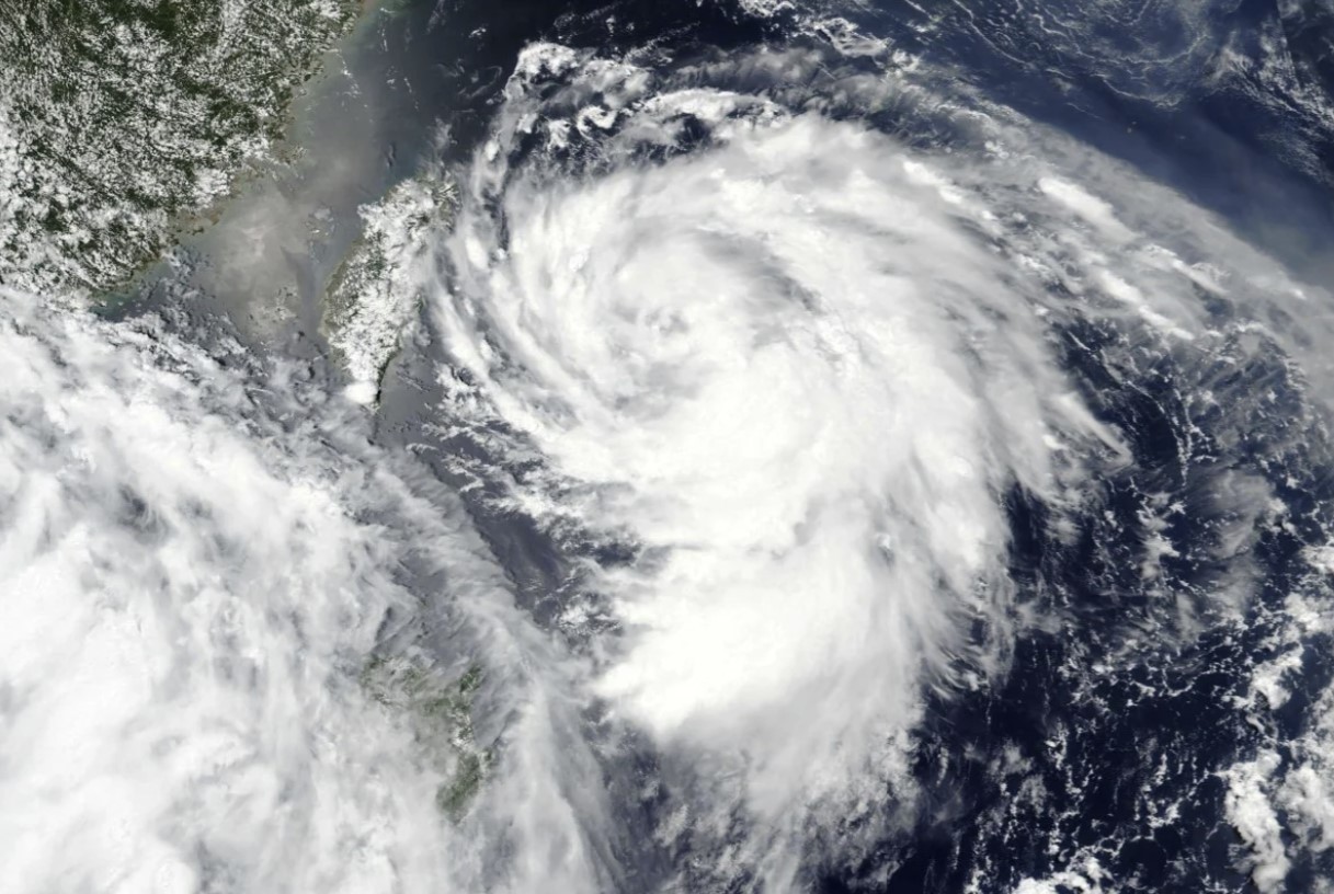 Typhoon Hagupit slams eastern China with 85 mph winds and 14foot waves