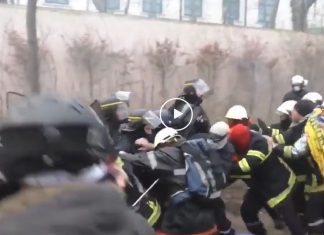 French police charges firefighters, French police charges firefighters video, when police charges firefighters something is really bad