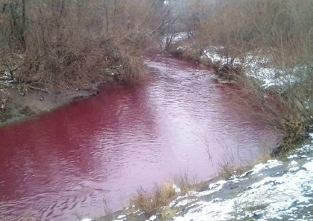 River turns blood red in Russia in pictures and videos - Strange Sounds