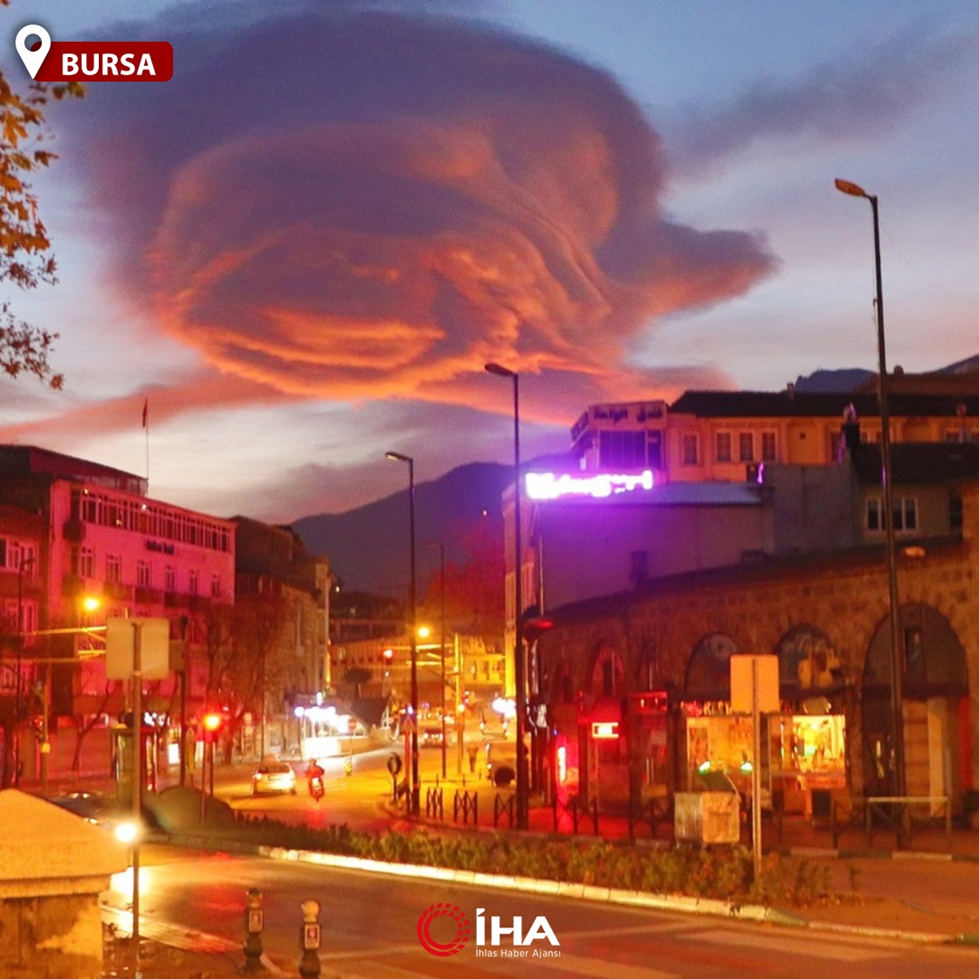 Biblical red clouds over Turkey are a sign of the apocalyptic times to