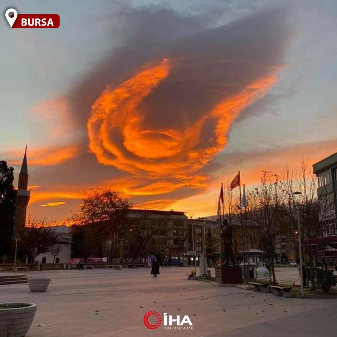 Biblical red clouds over Turkey are a sign of the apocalyptic times to