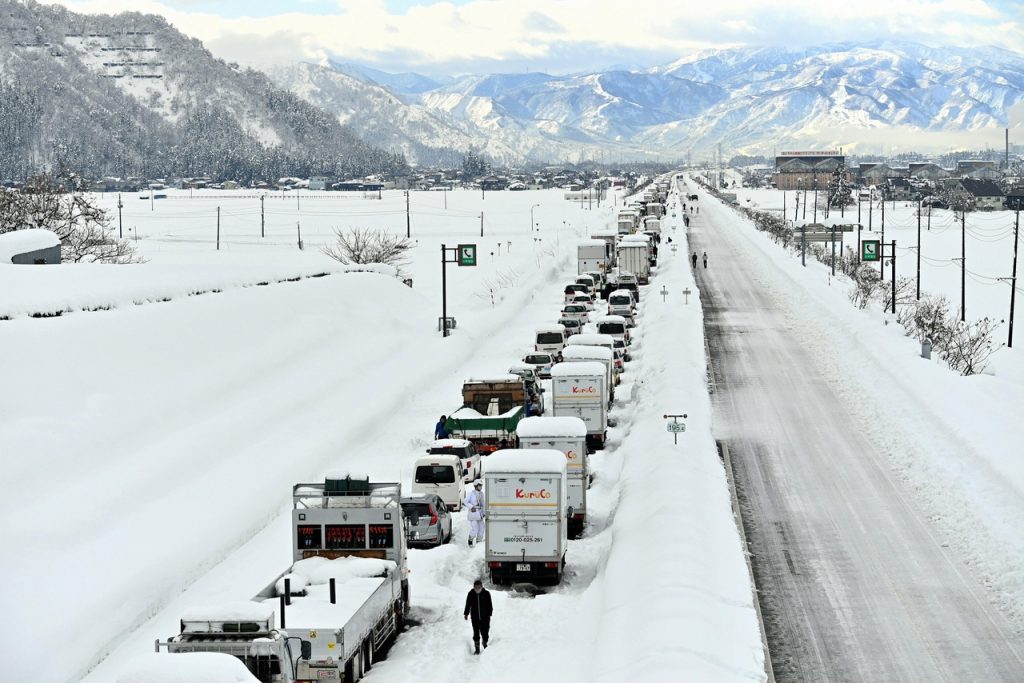 Record snowfall strands thousands of cars on a highway new Tokyo on December 17, japan snow apocalypse forces thousands of drivers to sleep in their cars