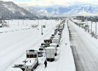 Record snowfall strands thousands of cars on a highway new Tokyo on December 17, japan snow apocalypse forces thousands of drivers to sleep in their cars