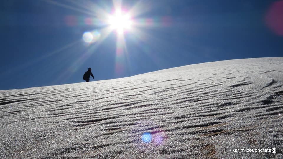 snow sahara, snow sahara january 2021,snow covers sandy dunes of Sahara desert in Algeria on January 19