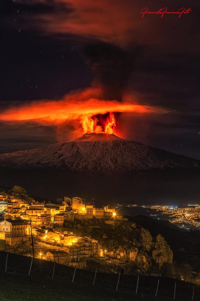 4th paroxysm eruption in four days at Etna volcano - Last night ...